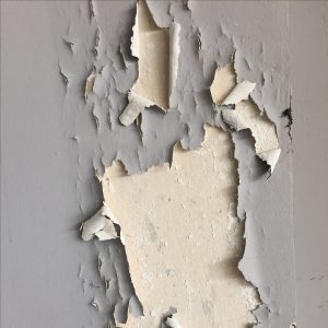 Hiện tượng bong sơn tường khi gặp tác động bên ngoài